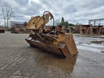77083